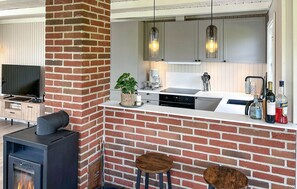 Fridge, oven, stovetop, dishwasher - 3 bedroom cozy home in Hejls (Hejls)