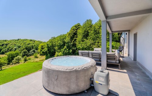 Lovely home in Paljugi with sauna