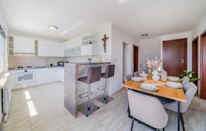Fridge, microwave, oven, stovetop - Stunning home in Paljugi with sauna (Paljugi)