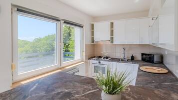 Réfrigérateur, four, plaque de cuisson, lave-vaisselle