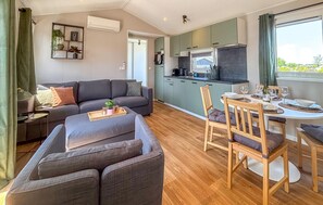 TV - Gorgeous home in Breukelen with house sea view (Breukelen)