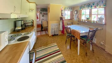 Kühlschrank, Herdplatte, Wasserkocher mit Kaffee-/Teezubehör