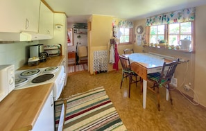 Geladeira, cooktop, cafeteira/chaleira