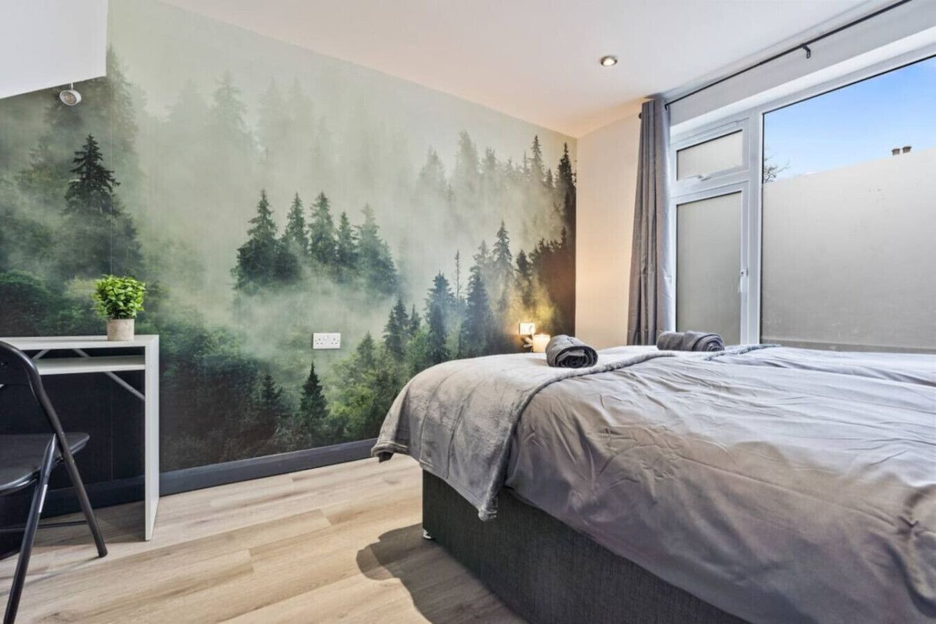 5 slaapkamers, een bureau, een strijkplank/strijkijzer, wifi