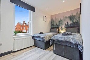 5 bedrooms, desk, iron/ironing board, WiFi