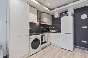 Een koelkast, een microgolfoven, een oven, een kookplaat