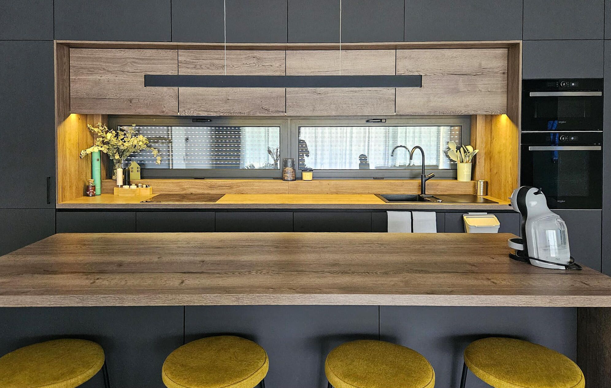 Réfrigérateur, un four, lave-vaisselle, cafetière-théière