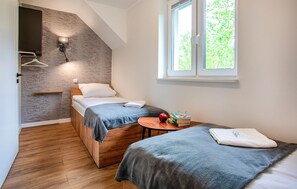 2 bedrooms, iron/ironing board, free WiFi