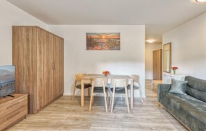 Een smart-tv en een tafeltennistafel