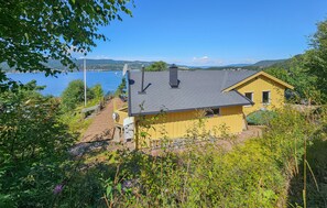 Property grounds - Lovely home in Klokkarstua (Klokkarstua)