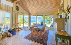 Dining - Lovely home in Klokkarstua (Klokkarstua)