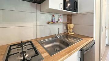 Réfrigérateur, micro-ondes, plaque de cuisson, lave-vaisselle