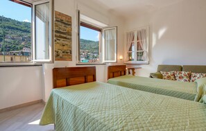 2 bedrooms, iron/ironing board, travel cot, free WiFi