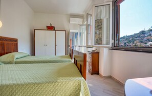 2 bedrooms, iron/ironing board, travel cot, free WiFi