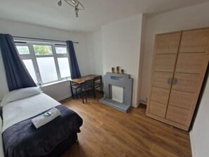 Desk, iron/ironing board, WiFi, bed sheets