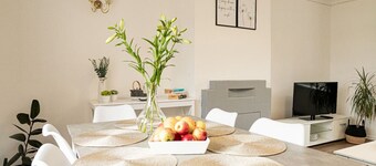 Stylish 5-Bed Home | Modern & Cozy Feel