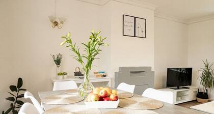 Stylish 5-Bed Home | Modern & Cozy Feel