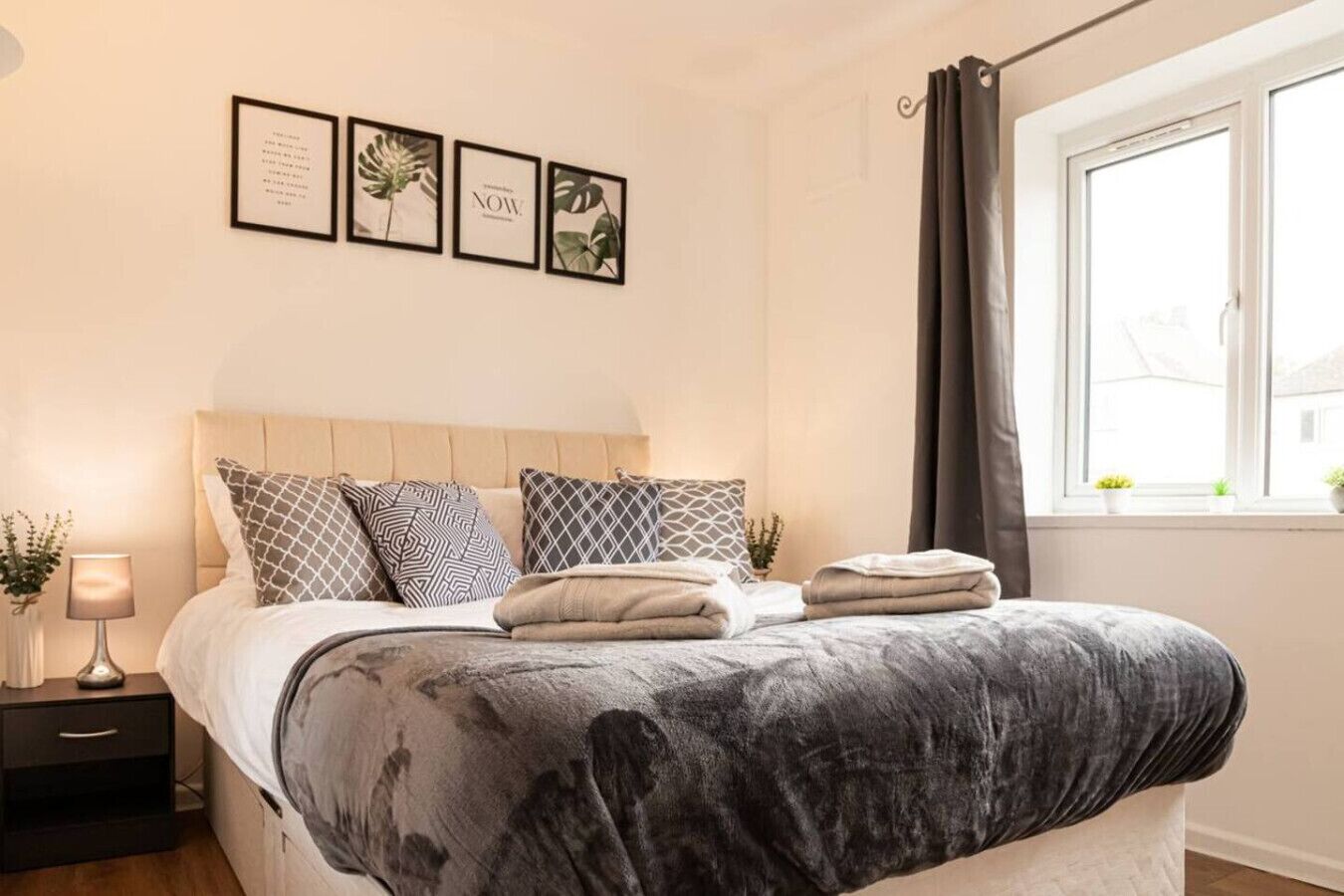 Skrivbord, strykjärn/strykbräda, wi-fi och sängkläder