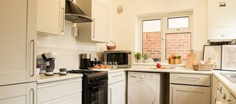 Stylish 5-Bed Home | Modern & Cozy Feel