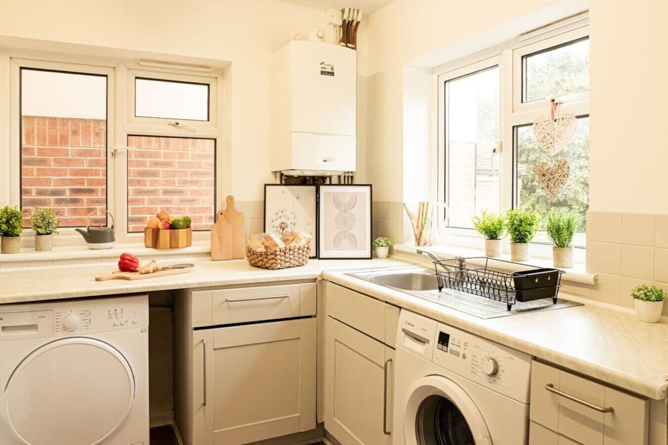 Jääkaappi, mikroaaltouuni, uuni, liesi