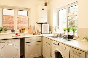 Een koelkast, een microgolfoven, een oven, een kookplaat