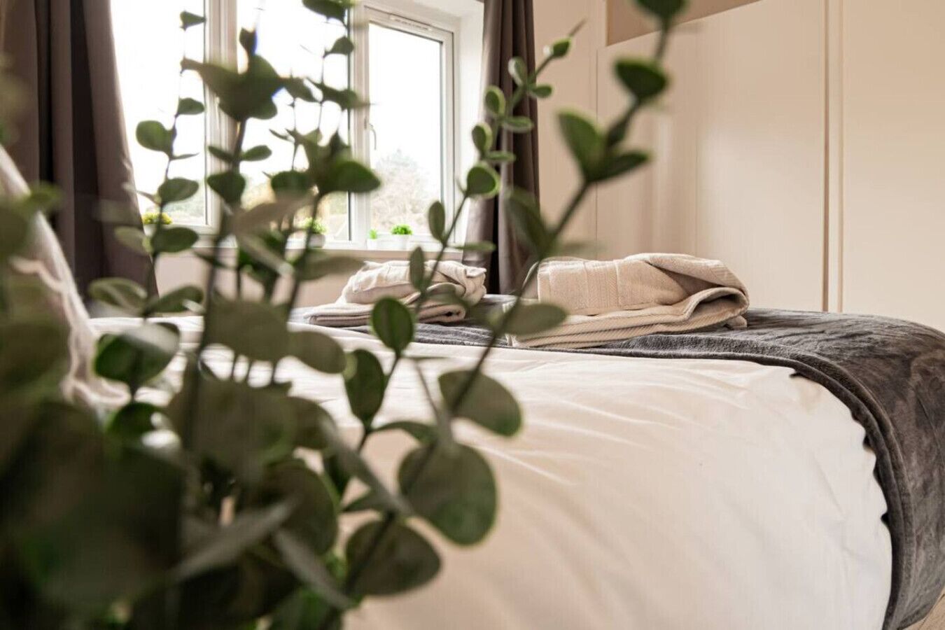 Desk, iron/ironing board, WiFi, bed sheets