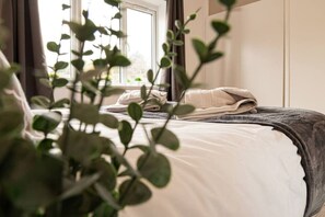 5 bedrooms, desk, iron/ironing board, WiFi