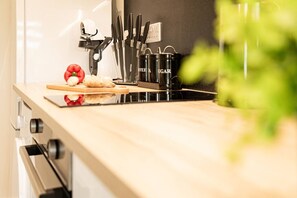 Een koelkast, een microgolfoven, een oven, een kookplaat