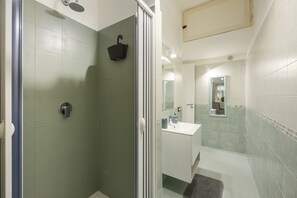 Douche, séchoir à cheveux, serviettes fournies