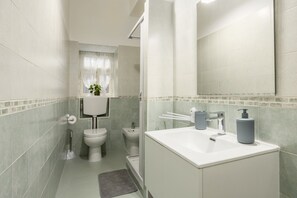 Douche, sèche-cheveux, serviettes fournies