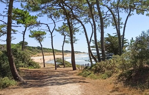 Beautiful home in Jard-Sur-Mer with WiFi