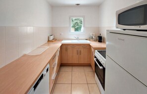 Fridge, microwave, oven, stovetop - Beautiful home in Jard-Sur-Mer with WiFi (Jard-Sur-Mer)