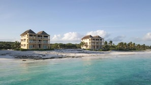 Plage privée, sable blanc, cabines (en supplément), chaises longues