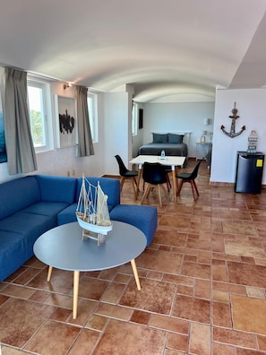 Comfort Suite, Beach View | Living area