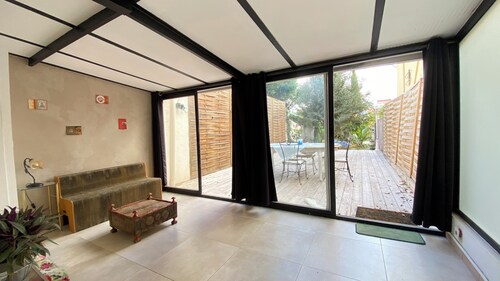 Maison avec grand jardin centre-ville, quartier culturel, à 15mn de la plage.