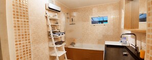 Haartrockner, Handtücher, Seife, Toilettenpapier