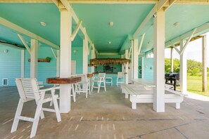 Outdoor dining - Beach Views, 3 King Suites,  up to 15 Guests (Bolivar Peninsula)