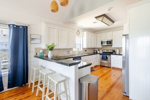 Fridge, oven, stovetop, dishwasher