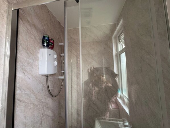 Douche, serviettes fournies