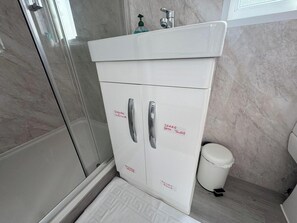 Shower, towels - Lancing Road Cozy Apartment in Croydon (Croydon)