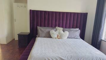 4 bedrooms, iron/ironing board, WiFi, bed sheets