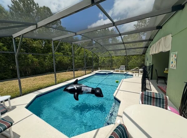 Una piscina al aire libre