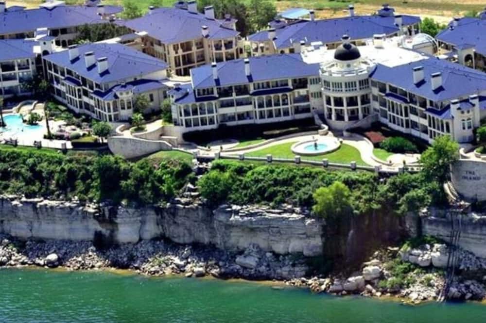 Hill Country Retreat in Gated Community With Superb Complex Amenities