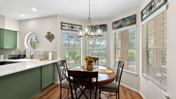 Kamar, 1 Tempat Tidur King dengan tempat tidur Sofa, balkon (7) | Tempat makan