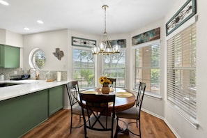 Room, 1 King Bed with Sofa bed, Balcony (7) | Dining