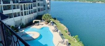 Hill Country Island Retreat