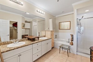 Appart'hôtel, plusieurs lits, bain à remous | Salle de bain