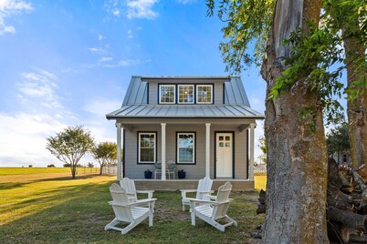 Countryside Sanctuary: Cozy Chateau With Expansive Views