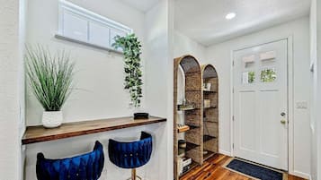 Rumah, 1 Tempat Tidur King dengan tempat tidur Sofa, akses ke kolam renang, pemandangan kota (10) | Interior