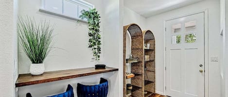 Hus - 1 kingsize-sÀng med bÀddsoffa - tillgÄng till pool - utsikt mot staden (10) | Interiör